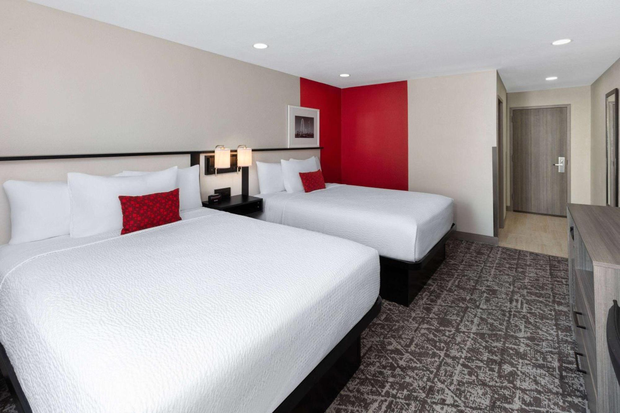 Hotel Ramada By Wyndham Dfw Airport 4*